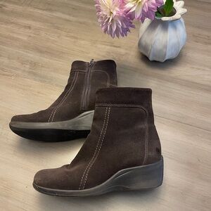 LA CANADIENNE WATERPROOF Felicia Chocolate Brown Suede Boots 7.5